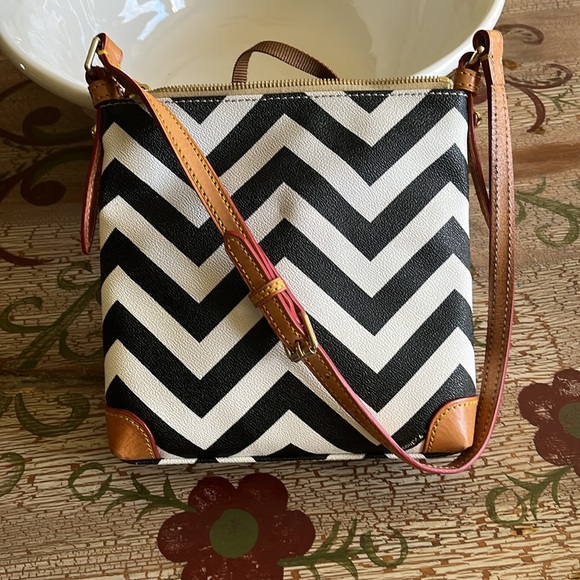 DOONEY & BOURKE Beautiful black white chevron purse!! - Picture 11 of 16